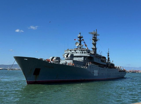 Okręt wojskowy Smolny w Afryce 30 sierpnia fot. Instagram.com/warship cam