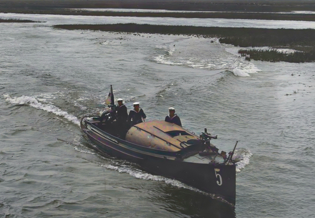 Polska motorówka uzbrojona z Flotylli Rzecznej MW w Pińsku  II połowa lat 20-tych XX w.  zdjęcie poglądowe ze zbiorów NAC  koloryzacja  Paweł Bezubik 