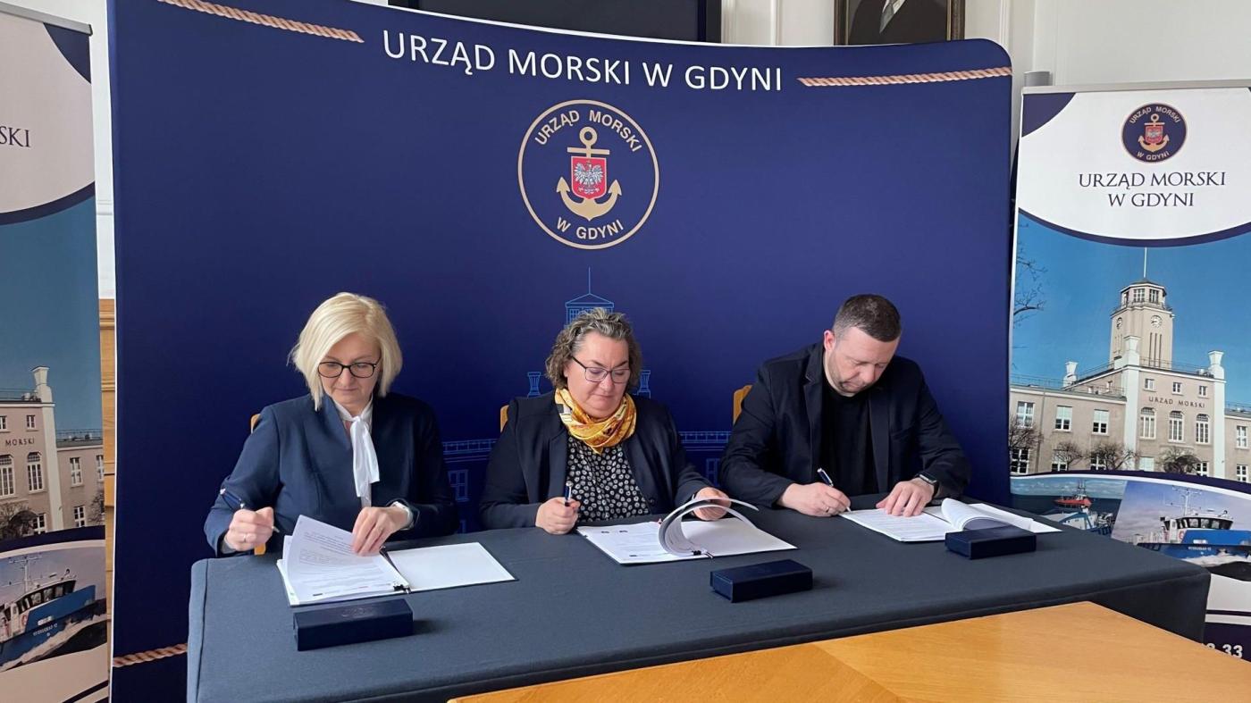 Podpisanie umowy między Urzędem Morskim w Gdyni a Grupą GeoFusion  która zbada pozostałości wraku statku    Stuttgart   . Umowę podpisują  na zdjęciu od lewej  główna księgowa Urzędu Morskiego Katarzyna Brzózka  dyrektor Urzędu Morskiego Anna Stelmaszyk-Świer