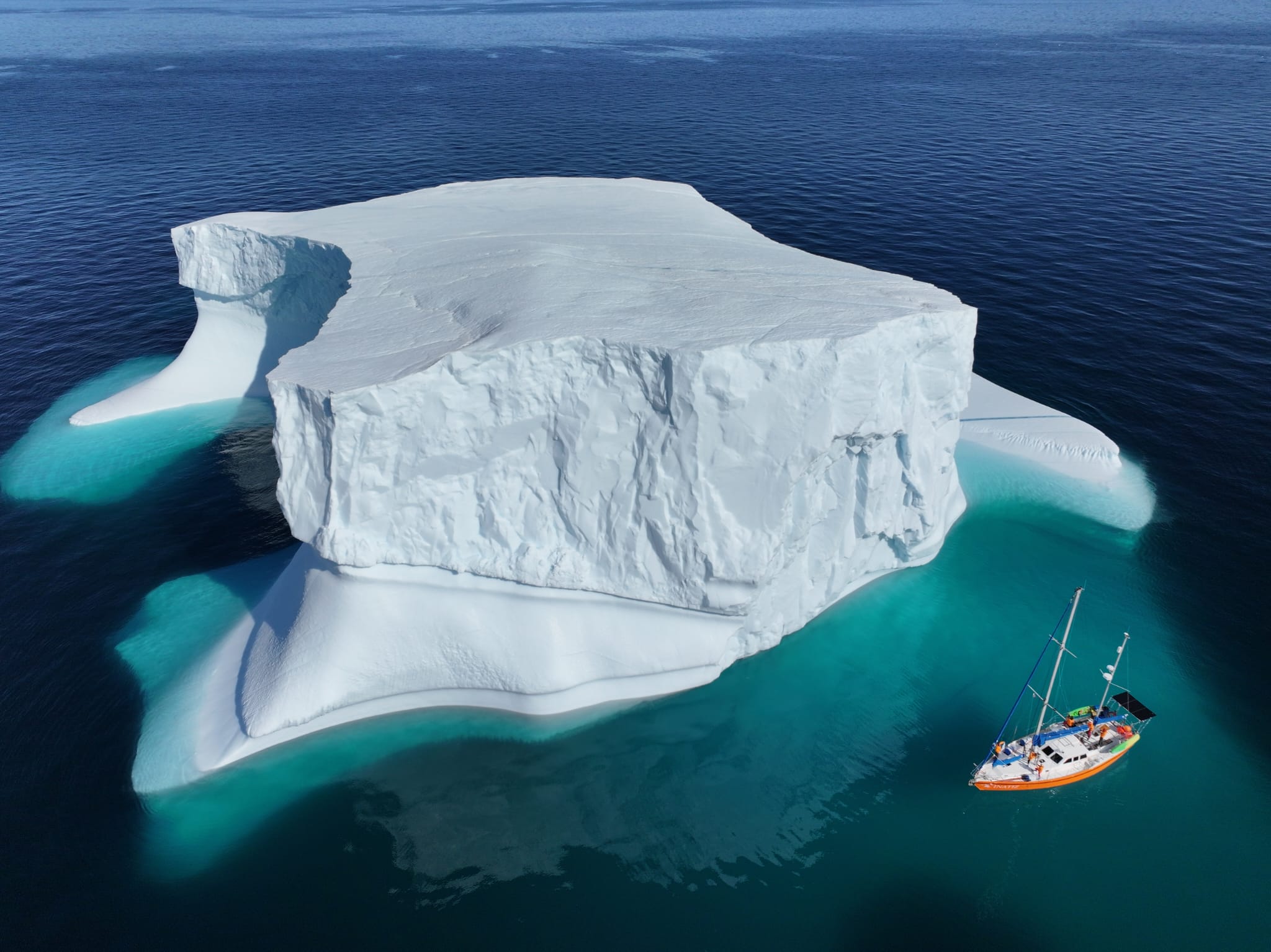 Kpt. Maciej Sodkiewicz na Inatiz / Fot. Lodowe Krainy - Orange in the Ice