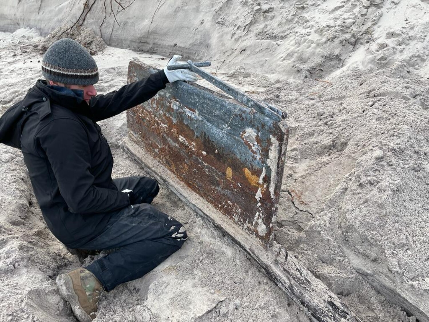 Bałtyk na plaży w Helu odkrył Szalupę | Fot. Mateusz Deling
