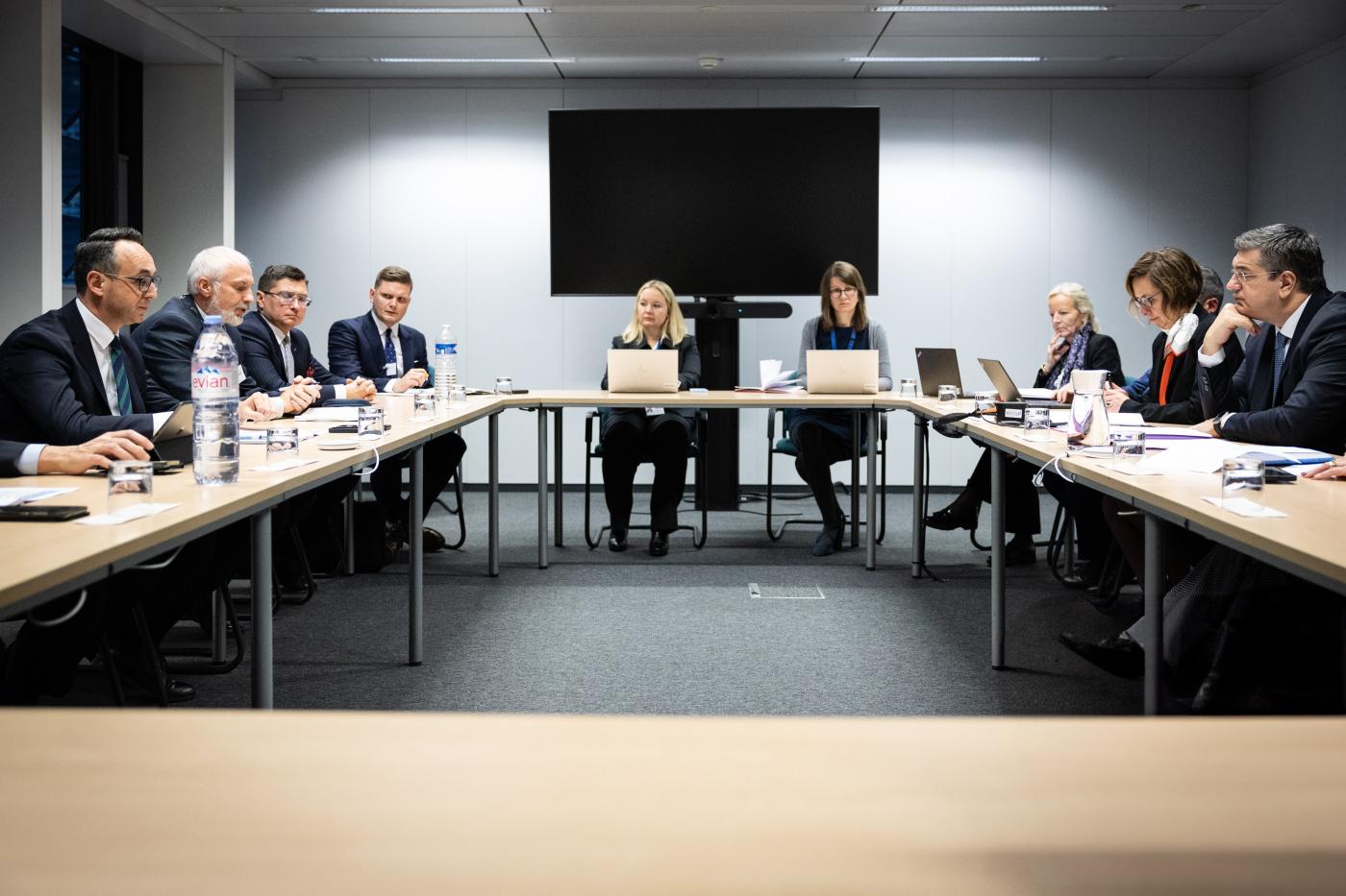 Minister infrastruktury Dariusz Klimczak w trakcie spotkania z nowym unijnym komisarzem ds. transportu i turystyki Apostolosem Dzidzikostasem | fot. MI