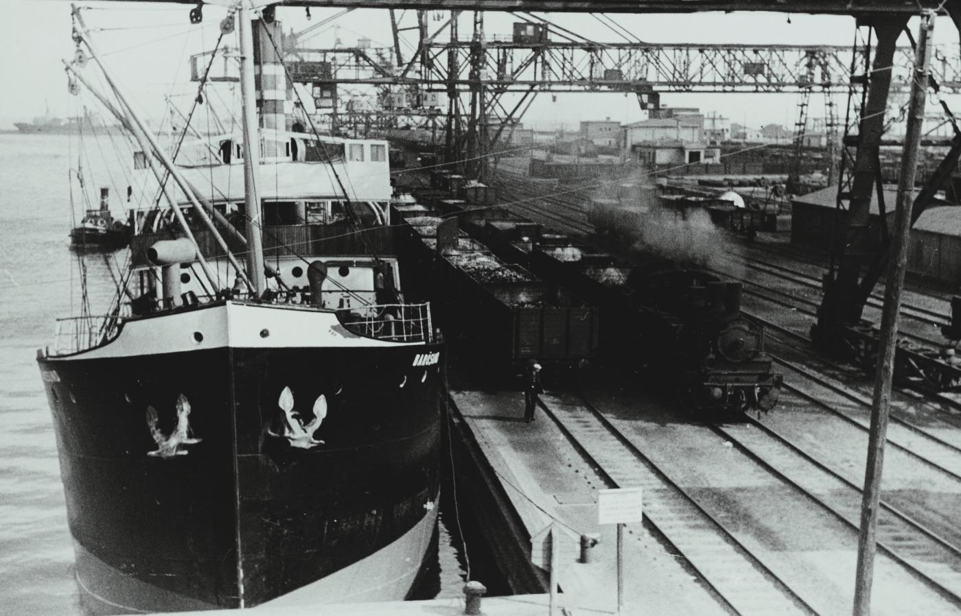 Molo węglowe w Gdyni. Fiński statek SS  Bar? sund . Po lewej holownik bunkrowy  Hala   wrzesień 1935 roku / fot. Henryk Poddębski / Wikimedia / AP