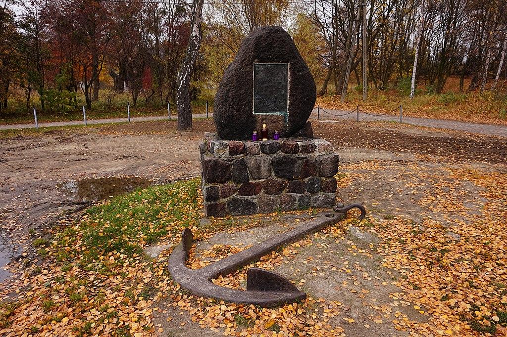 Tablica pamiątkowa pamięci załogi  Pośwista 