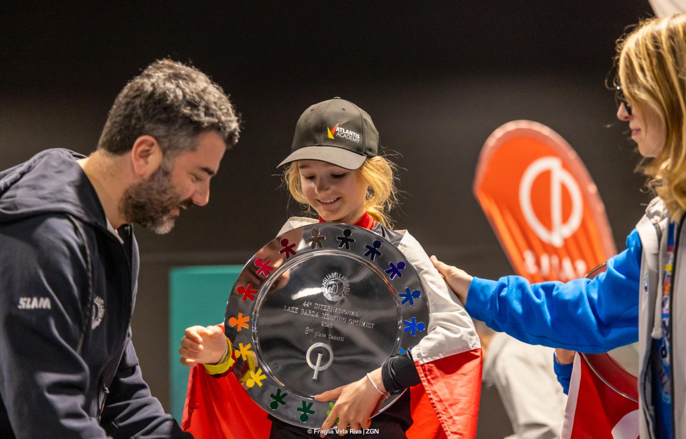 Julia Saj wygrała kategorię dziewcząt  a w klasyfikacji ogólnej kadetów razem z chłopcami zajęła 3. miejsce w Lake Garda Meeting Optimist 2026. Fot. Fraglia Vela Riva/Zerogradinord