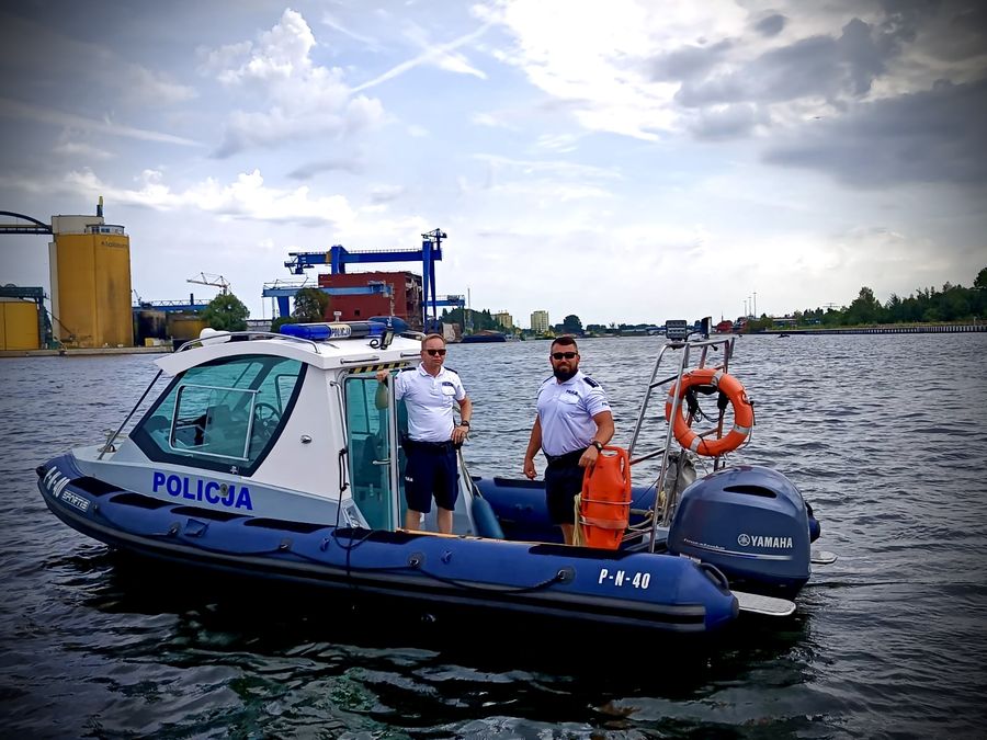 Skuter uległ awarii, jednostka zaczęła tonąć. Wycieńczonemu sternikowi i pasażerce pomogli policyjni wodniacy / fot. KWP Gdańsk | Gazeta Morska
