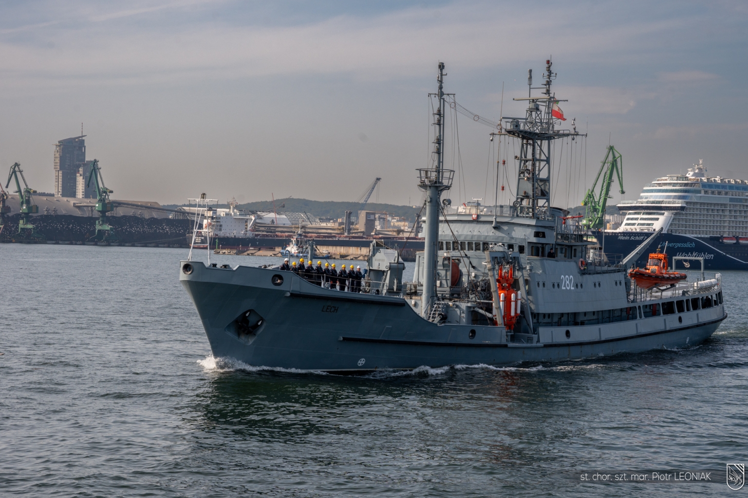 ORP Lech wychodzi z Portu Gdynia / fot. st. chor .sztb. mar. Piotr Leoniak  Marynarka Wojenna RP | Gazeta Morska