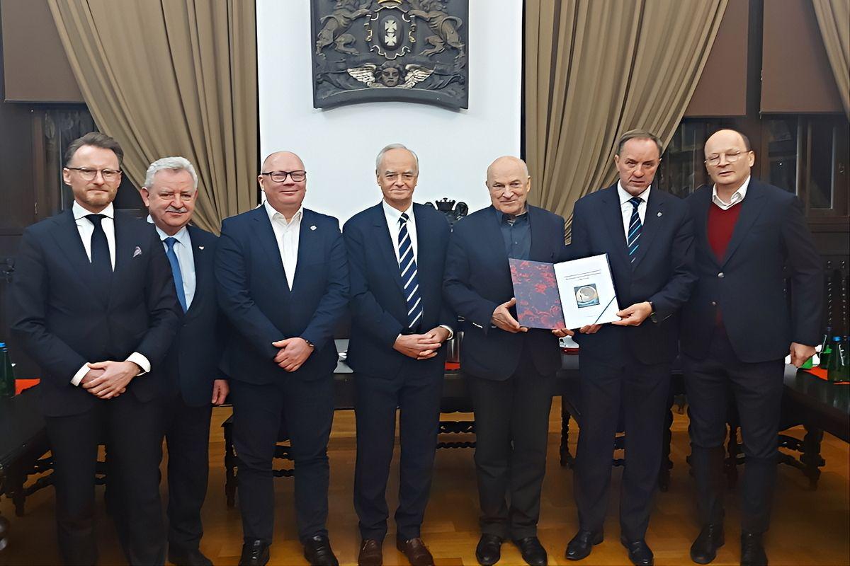 na zdjęciu  Sławomir Staszak - prezes zarządu ENERGA SA  Kazimierz Kleina - senator RP  prof. Krzysztof Wilde - Rektor Politechniki Gdańskiej  Zbigniew Canowiecki - przewodniczący Zespołu Doradców Gospodarczych przy Rektorze PG | fot. Politechnika Gdańska