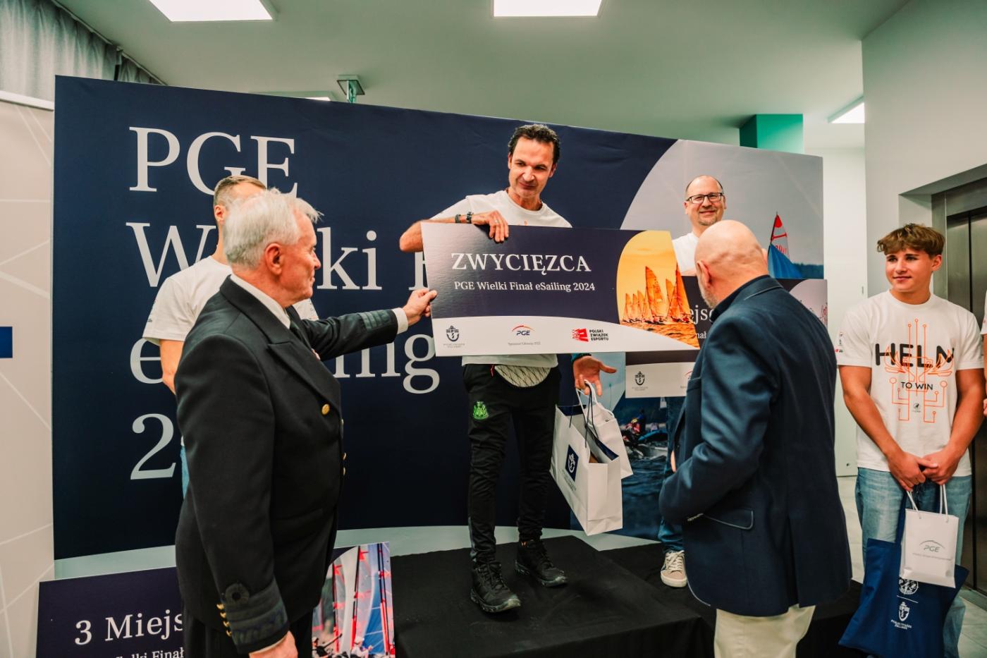 Krzysztof Warywoda  Wary79  zwycięzcą Wielkiego Finału PGE eSailing 2024 / fot. Alex Aender